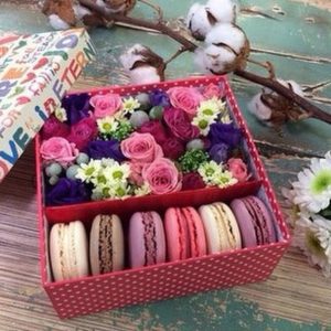 Коробка с цветами и сладостями, креативным шоколадом, печеньем