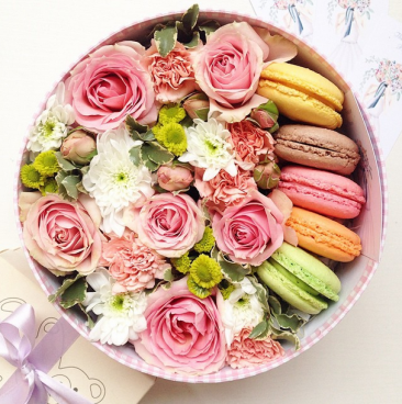 Коробка с цветами и сладостями, креативным шоколадом, печеньем