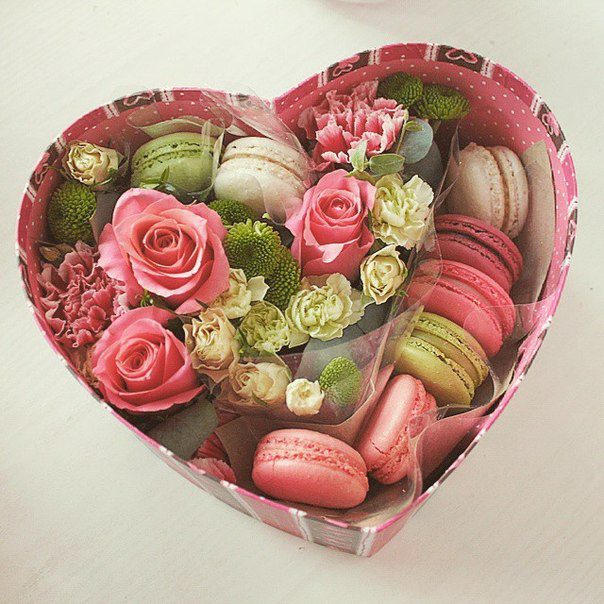 Доставка. Коробка с цветами и сладостями, креативным шоколадом, печеньем