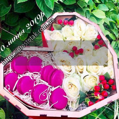Коробка с цветами и макарунами под заказ