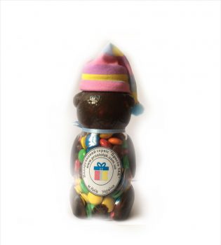 Баночка "Ведмедик" із цукерками М&Мs. Баночка "Ведмедик" наповнена цукерками. Прекрасний подарунок для дитини чи дорослого із індивідуальною етикеткою.