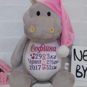 Замовити вишивку на іграшці, м'яка іграшка БЕГЕМОТИК у ковпачку з вишивкою метрики дитини.