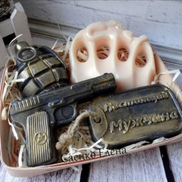 Подарунковий набір дял чоловіка: граната, пістолет та кастет виготовлені із мила.