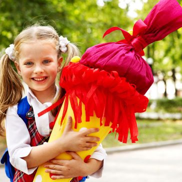 Подарунок на 1 вересня для дитини першокласника. Подарунок для хлопчика або дівчинки. Кульок із подарунками (Schultuten) Україна.