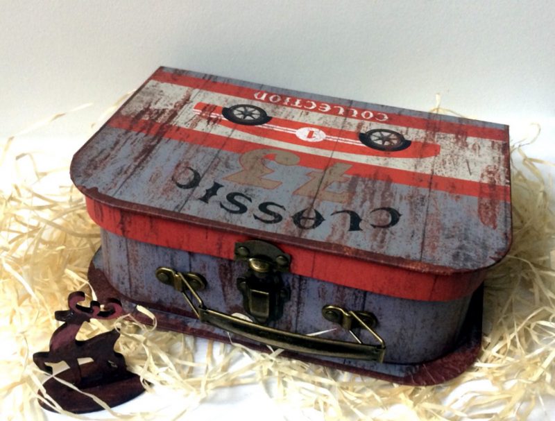 Новорічна коробка для подарунків валіза із машиною КЛАСИЧНА