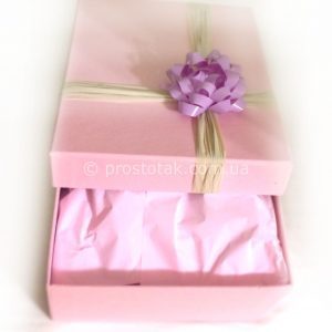 Подарок в розовой коробке