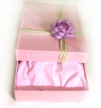 Подарок в розовой коробке