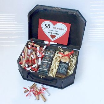 Набор "50 причин почему я тебя люблю"<h3><a href="http://prostotak.com.ua/ru/shop/podarunkovi-korobki/dlya-muzhchin/muzhu/101-prichina-pochemu-ya-lyublyu-tebya-so-spirtnym-parnyu/" rel="noopener noreferrer" target="_blank">Заказать</a></h3>