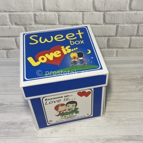Набор в коробке куб "Sweet box LOVE IS..." №2 <h3><a href="http://prostotak.com.ua/ru/shop/dlya-zhenshhin/podruge/nabor-love-is-zhvachki-futbolka-chashka-shokolad/" rel="noopener noreferrer" target="_blank">Заказать</a></h3>