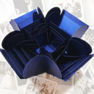 синяя коробка для оклеивани фотографиями