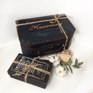 Коробка чемодан из дерева для подарочного набора