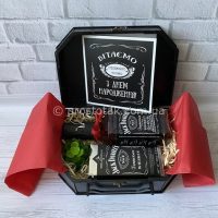 Виски Jack Daniel’s и шоколад Jack Daniel’s в чемодане из дерева