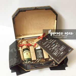 Подарочный набор для мужчины с мини бутылочками и шоколадками