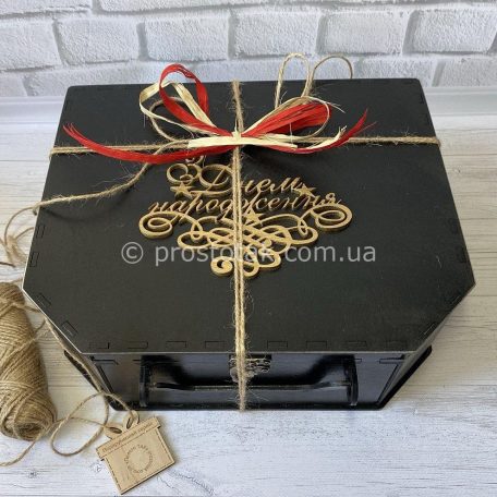 Подарункова коробка чемодан із дерева<h3><a href="http://prostotak.com.ua/ru/shop/podarochnaya-upakovka/chemodanchiki/derevyannyj-chemodan-chernogo-cveta/">Замовити</a></h3>