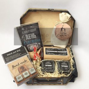 Подарки для мужчин в коробках из дерева