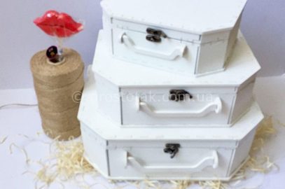 Коробка чемодан из дерева белого цвета