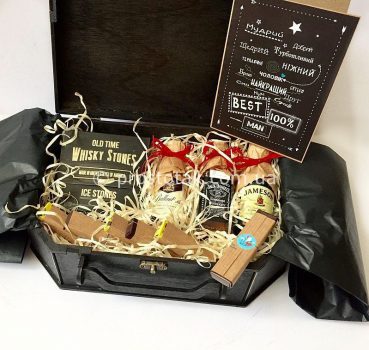 Подарочный набор в деревянной коробке чемодан для мужчины