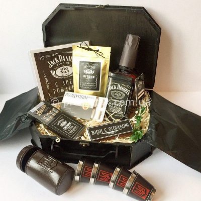 Подарок мужчине с виски Jack Daniels, флягой Jack Daniels и металлическими стопочками