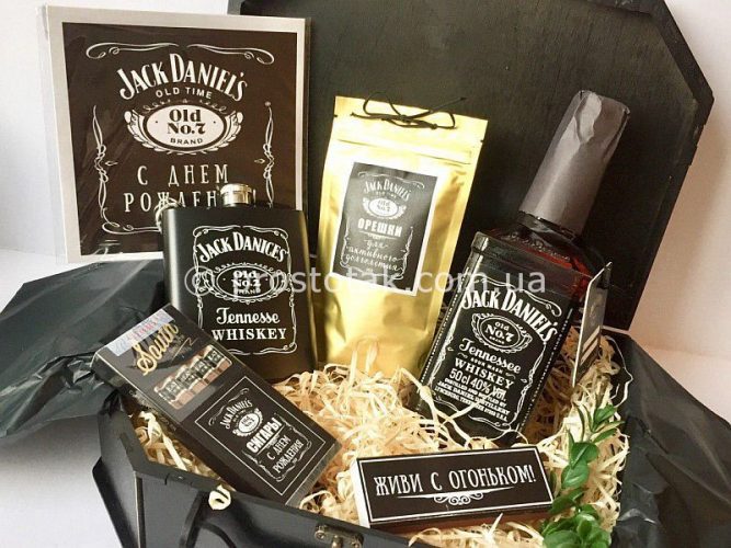Подарок мужчине с виски Jack Daniels, флягой Jack Daniels и сигарами
