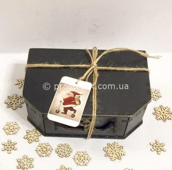 Коробка для подарка из дерева в виде чемодана