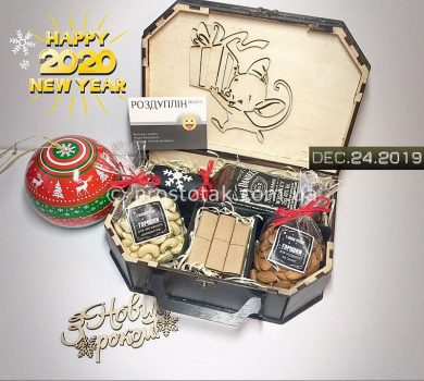 Подарок на Новый год в деревянном чемодане купить в Киеве