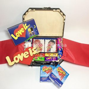 Подарочный набор с презервативами Love is