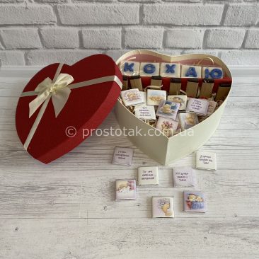 Подарунки в коробці серце для коханих