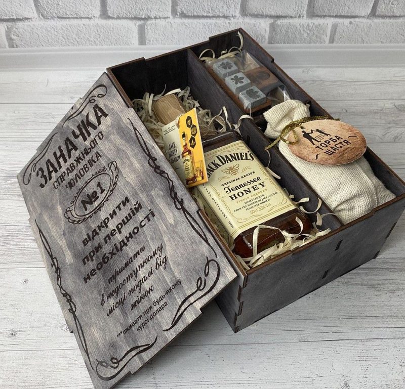 Wooden box "Заначка" с медовыми виски Jack Daniel's 0,5l