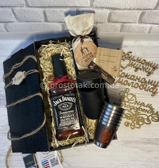 Подарок: металлические стопки с гербом, виски и шоколад