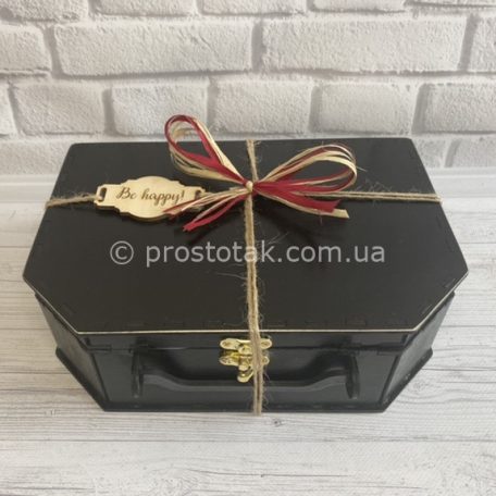 Коробка для подарка из дерева чемодан черного цвета<h3><a href="http://prostotak.com.ua/ru/shop/podarochnaya-upakovka/chemodanchiki/korobka-chemodan-iz-dereva-korichnevaya/" rel="noopener" target="_blank">Заказать</a></h3>