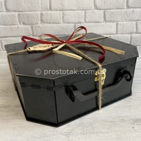 Чемодан коробка для подарка черного <h3><a href="https://prostotak.com.ua/ru/product-category/podarochnaya-upakovka/derevyannaya-upakovka/">Заказать</a></h3>