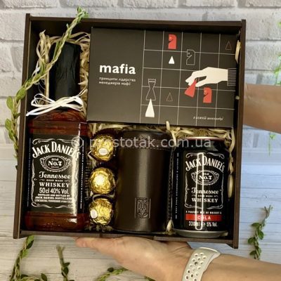 Подарок мужчине в коробке с алкоголем и шоколадом