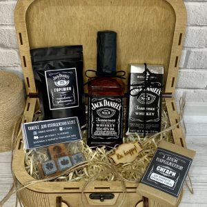 Подарунок в коробці валізі із віскі Jack Daniel's та шоколадом, каменями для охолодження віскі