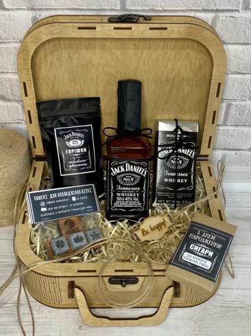Подарунок в коробці валізі із віскі Jack Daniel's та шоколадом, каменями для охолодження віскі