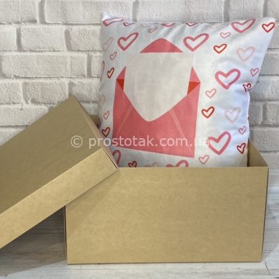 Подушка с принтом сердечки и местом для фото открытка в конверте