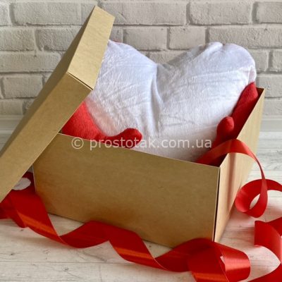 Подарки в коробке подушка сердце обнимашка с ручками красная