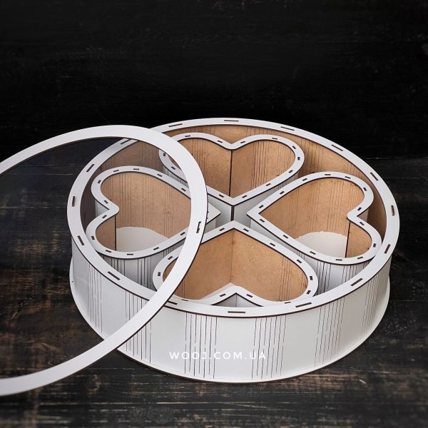 Кругла коробка з 4 серцями та прозорою кришкою