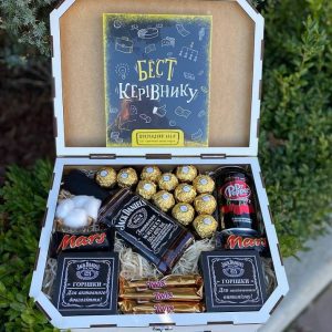 Бокс подарунків із шоколадом “Бест керівнику”