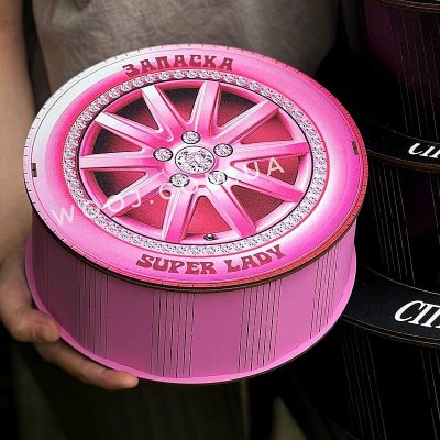 Коробка кругла рожева “Запаска super lady” 30х30х10 см.