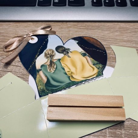 Herzbox mit Fotoständer. Das Geschenk ist personalisiert. Ein Geschenk für Ihre Liebsten. Ein Geschenk für einen geliebten Menschen.