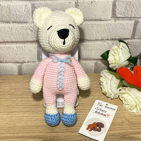 В'язана іграшка амігурумі ведмедик в піжамі