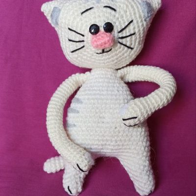 Амігурумі котикіз ліпучками на лапках