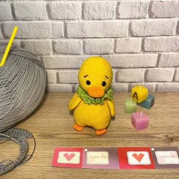 В'язана іграшка амігурумі каченя