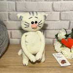 В'язана іграшка амігурумі котик