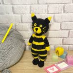 В'язана іграшка котик